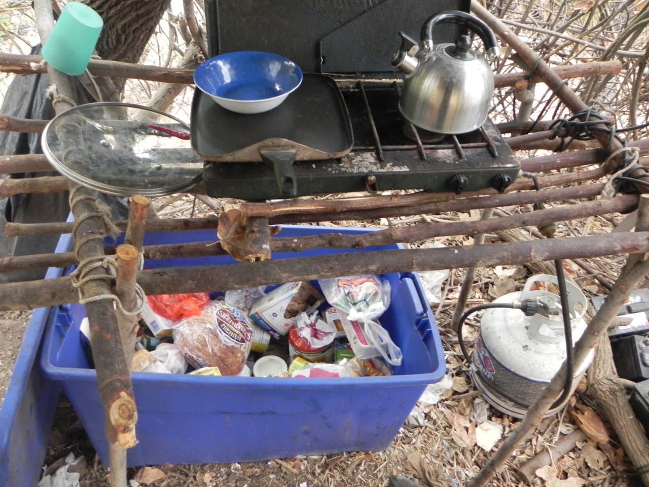 Otros miembros de la organización criminal se encargan de abastecerles de comida y les ayudan en la cosecha y el transporte del cannabis.