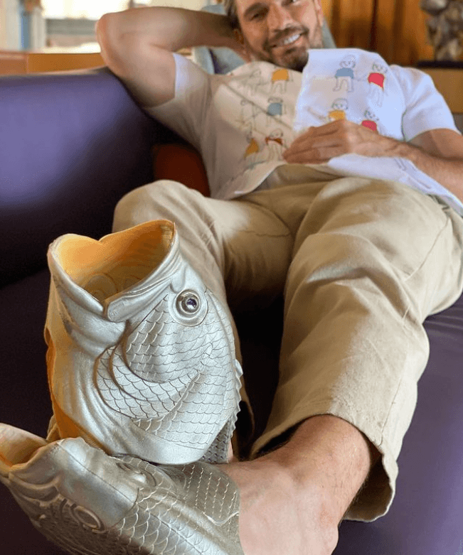 Julián Gil y sus chanclas de pescado