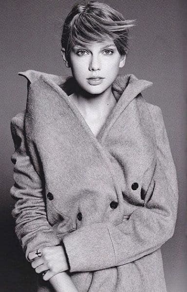 Por si fuera poco, tiene otros reconocimientos como American Music Awards, MTV Video Music Awards, Kids Choice Awards, Billboard Music Awards entre otros...