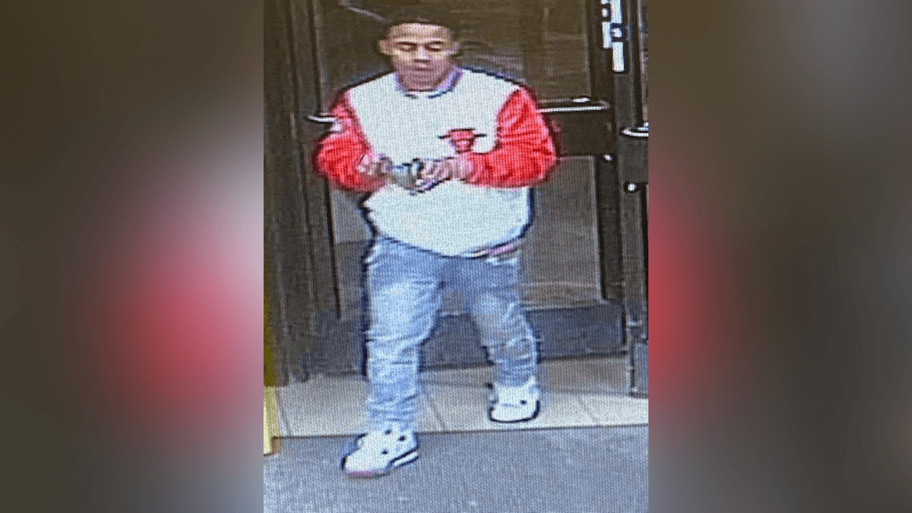 La Policía de Chicago ha señalado a este hombre como el responsable de la agresión. Piden ayuda para identificarlo.