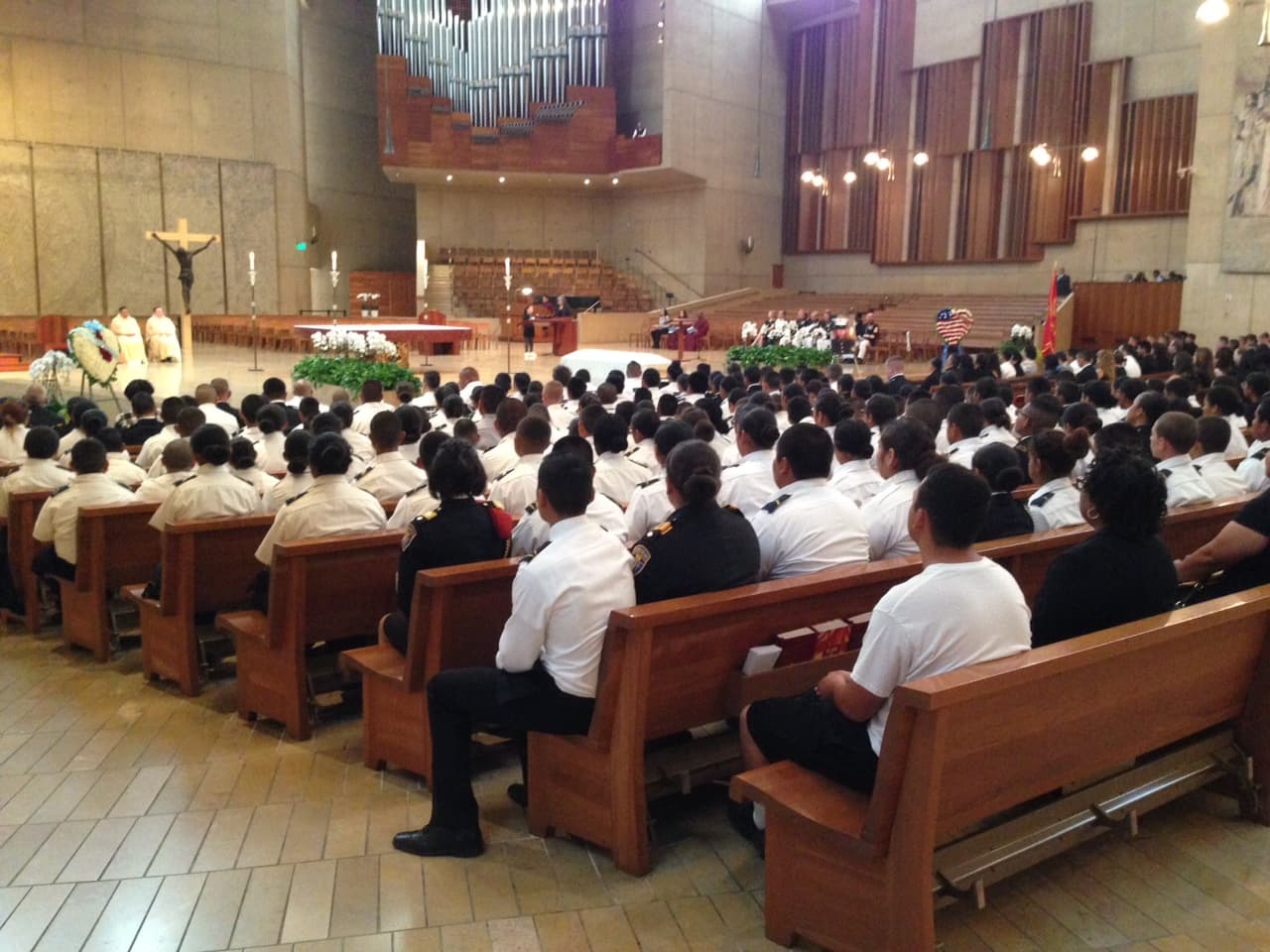 Decenas de personas hicieron acto de presencia para recordar al marine que los fines de semana trabajaba como voluntario para ayudar a los desamparados de su barrio.