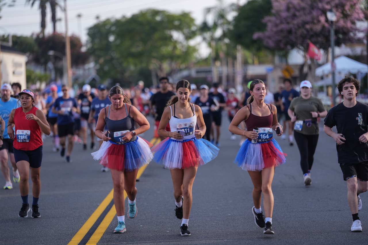 Corredoras con tutús de colores patrióticos participan en una carrera el Día de la Independencia en Huntington Beach, California, el sábado 4 de julio de 2026.