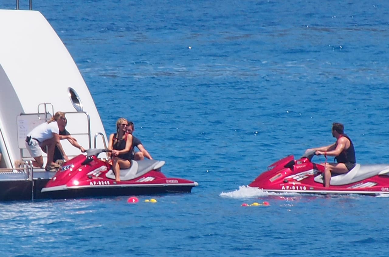 El par salió a pasear en un par de jet skis.