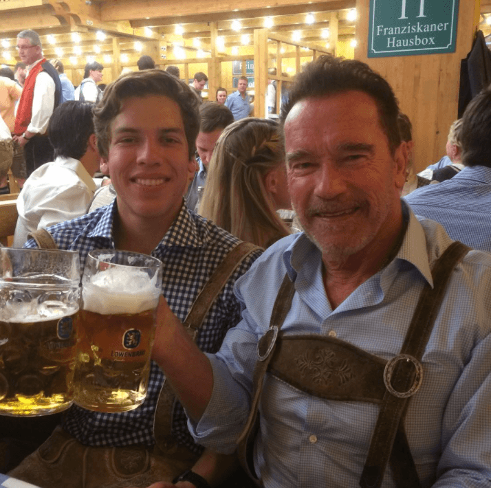 Mildred contó que su hijo se había enterado un año antes de que su padre era Arnold Schwarzenegger, a lo que exclamó: "¡Genial!".