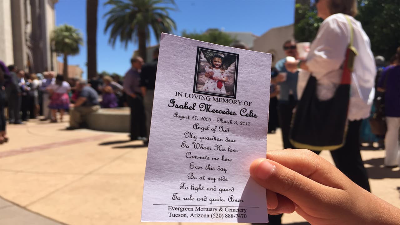 Recordatorios fueron entregados a la entrada de la iglesia a los asistentes.