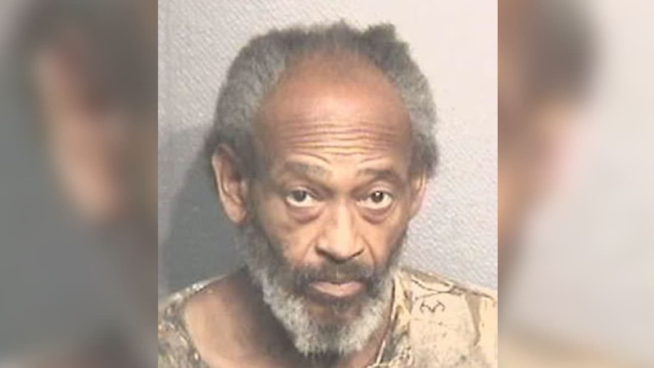 Kevin Ray King, 56 años. 5 pies 6 pulgadas, 160 libras. Se busca por no cumplir con el registro de delincuentes sexuales. Última ubicación conocida: Houston, Texas. Tiene antecedentes criminales por agresión sexual con agravantes y agresión sexual en el Condado Harris.