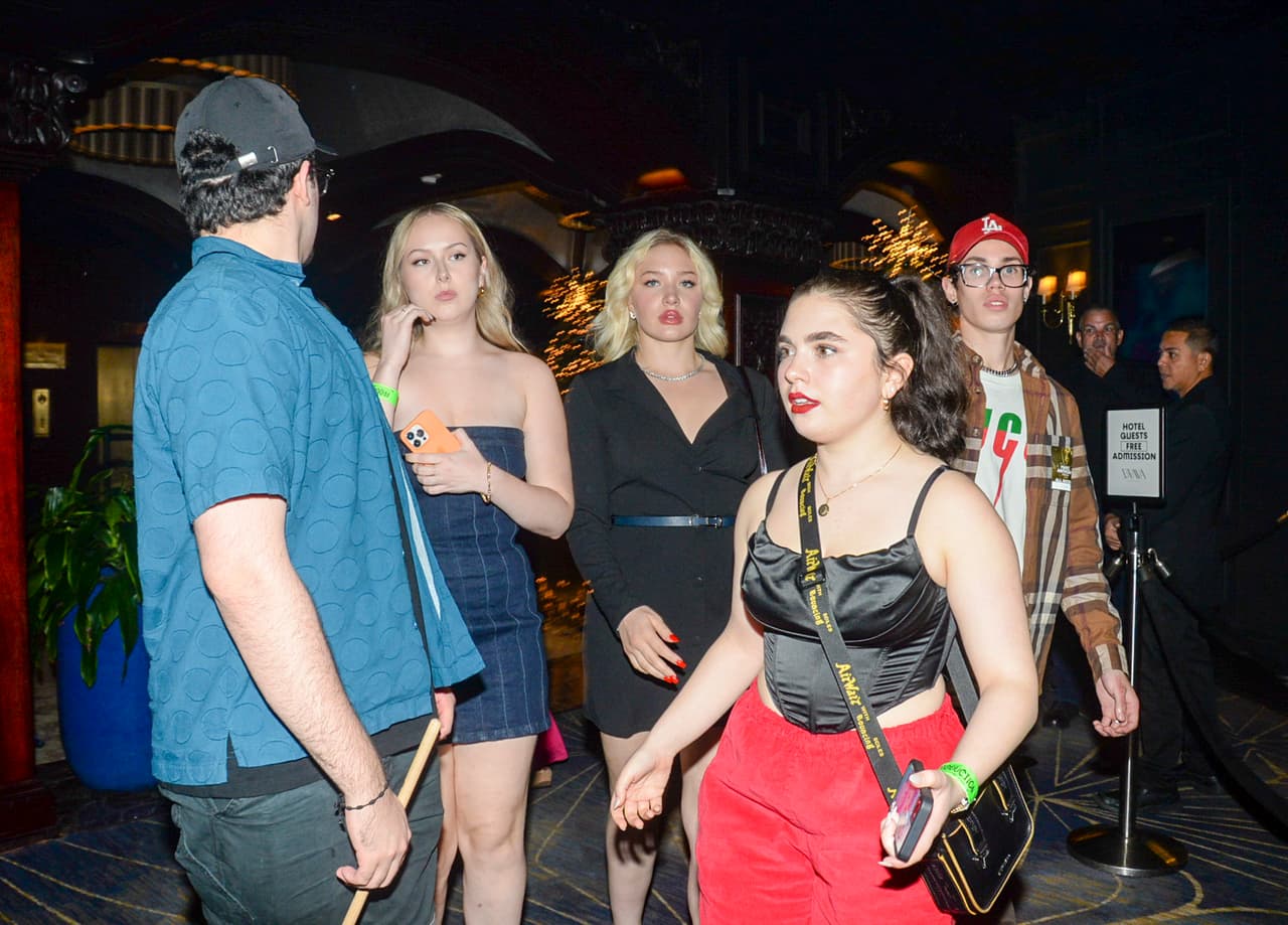 Sin embargo, no fue el único detalle que acaparó la lente de los paparazzi. 
<br>