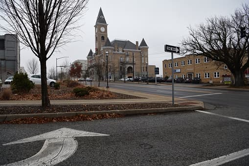9. Conway es una ciudad ubicada en el condado de Faulkner en Arkansas. Tiene un índice de 81.9. El costo del alquiler promedio es de 687 dólares. Una comida promedio tiene un costo de 13 dólares y los ingresos promedio por hogar son de 46,741 dólares.