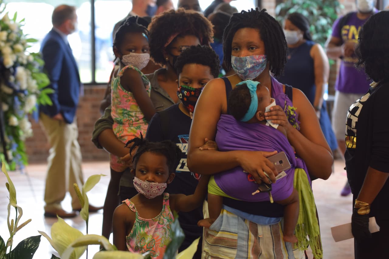 Los asistentes acudieron a la capilla ardiente desde las 11 a.m.