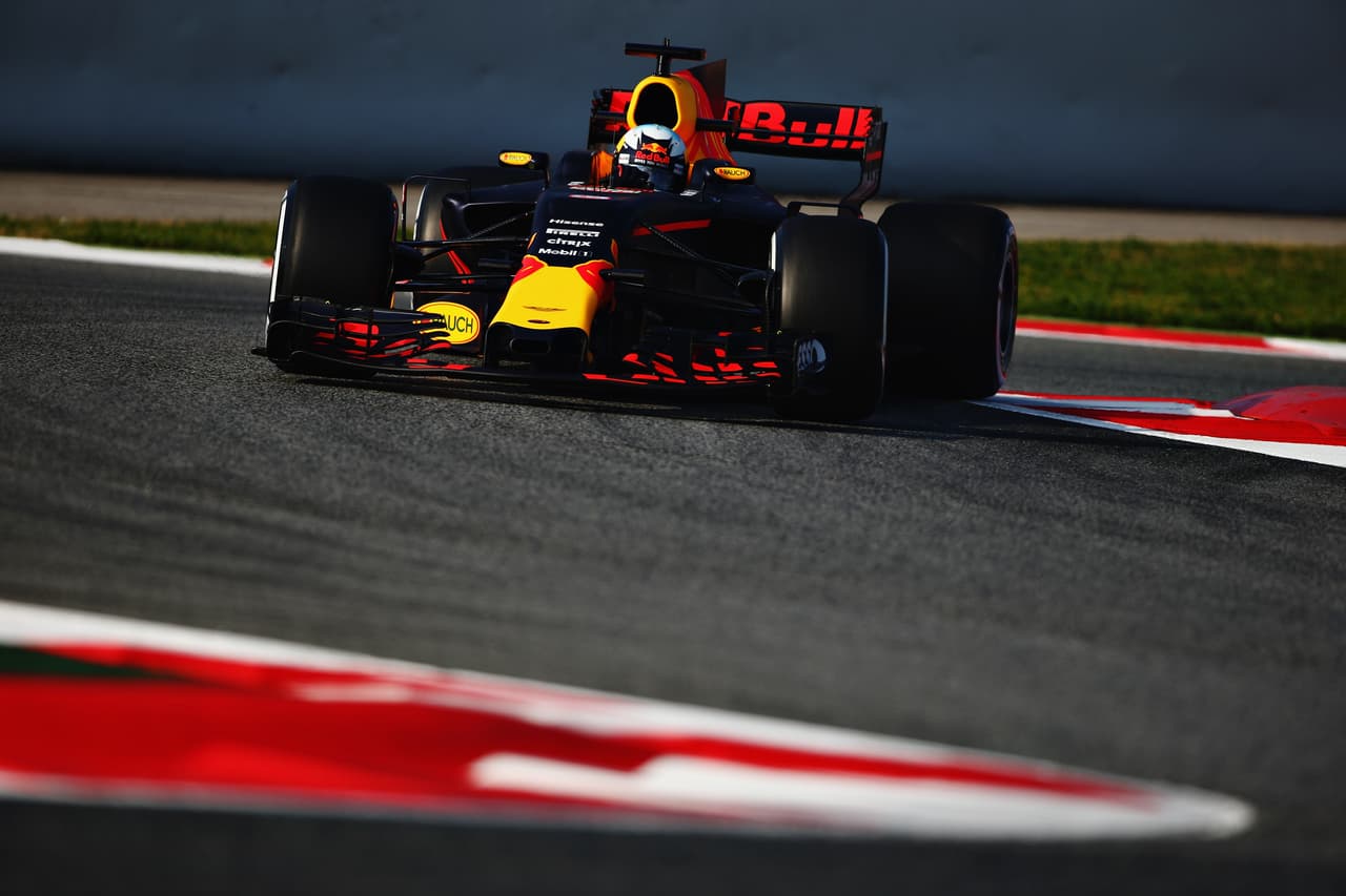 <b>Red Bull</b> mostró su nuevo monoplaza de
<b>Fórmula 1</b>: se trata del
<b>RB13</b>, el cual veremos en imágenes en esta galería que comienza a continuación.