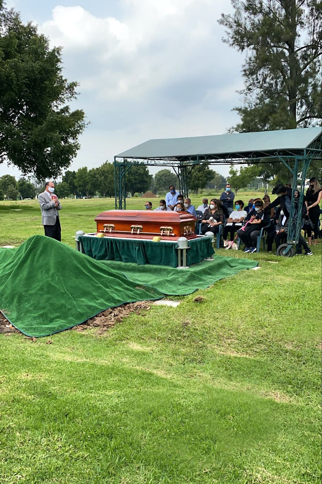 En ese lugar, el hijo del cantante se dejó ver acompañado de su mascota, quien estuvo a su lado en esos difíciles momentos. El niño colocó una rosa blanca sobre el ataúd.
<br>