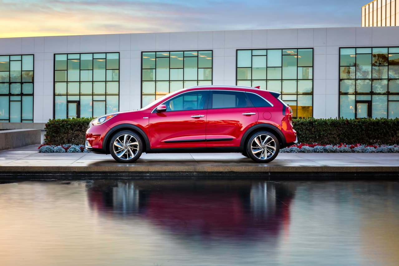 El aspecto de la Kia Niro 2017 híbrida es modesto, su tecnología es poderosa.
