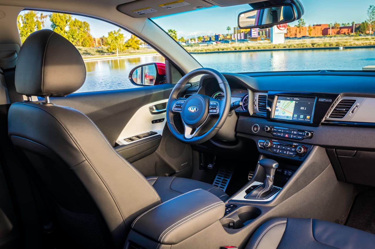 El interior de la Kia Niro 2017 híbrida no delata la especial naturaleza de su tecnología