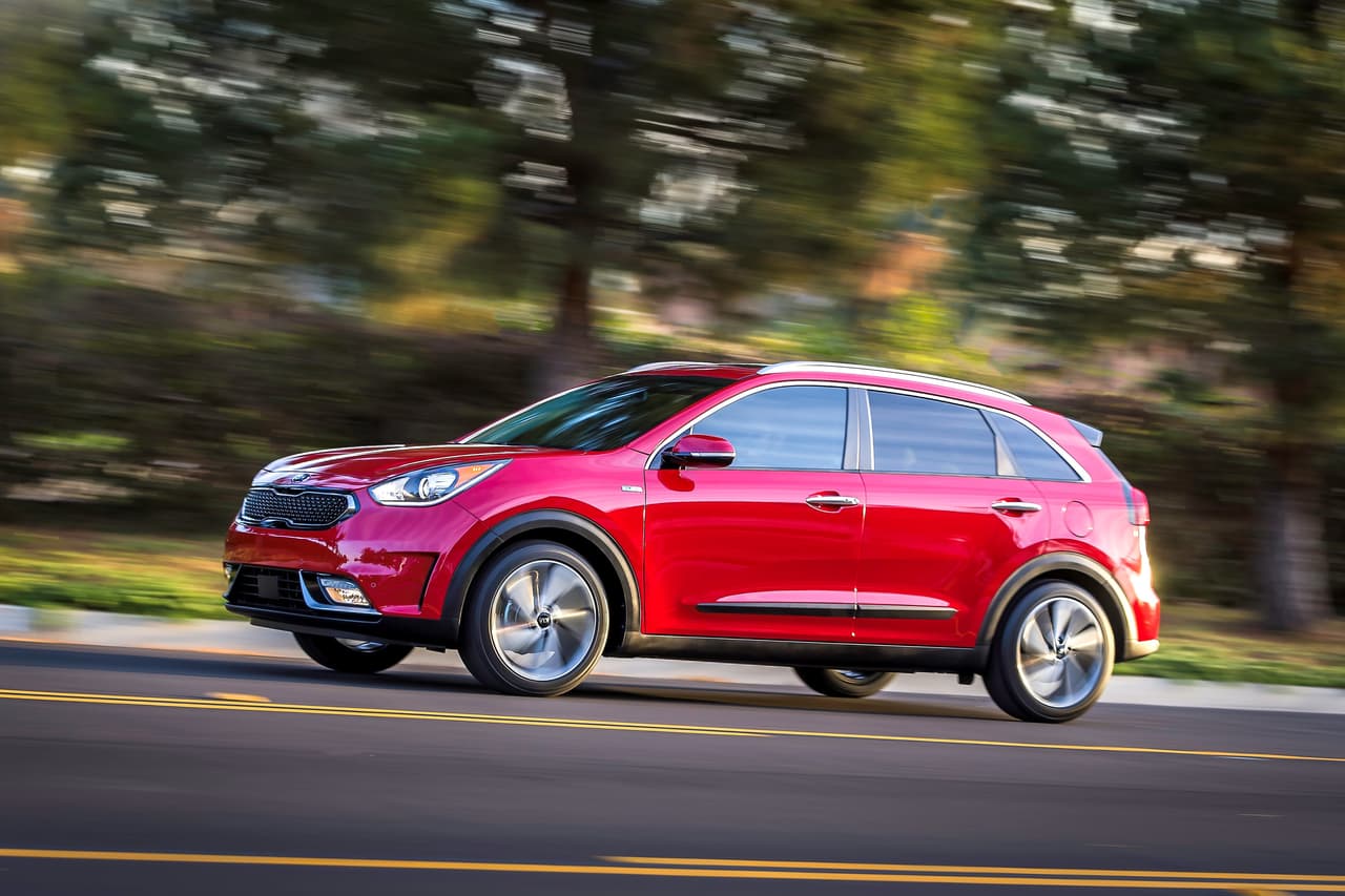 La Kia Niro 2017 cuenta con una transmisión de doble embrague con 6 velocidades, una bienvenida rareza en el mundo de los autos híbridos