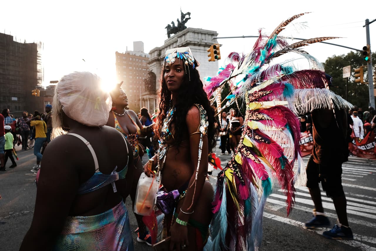 A pesar de los aguaceros, una gran multitud hizo camino al Desfile anual del Día de las Antillas en Brooklyn. La celebración anual de la cultura caribeña es una de las más grandes de su tipo y cuenta con docenas de carrozas y miles de participantes disfrazados que se abren paso por la avenida Flatbush.