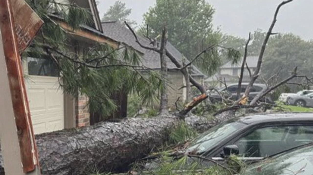 La cifra de víctimas tras el paso de Beryl por Houston aumentó a siete la mañana de este martes 9 de julio. Entre las víctimas se encuentra un oficial de policía que iba rumbo a su trabajo y murió ahogado en la autopista 45.