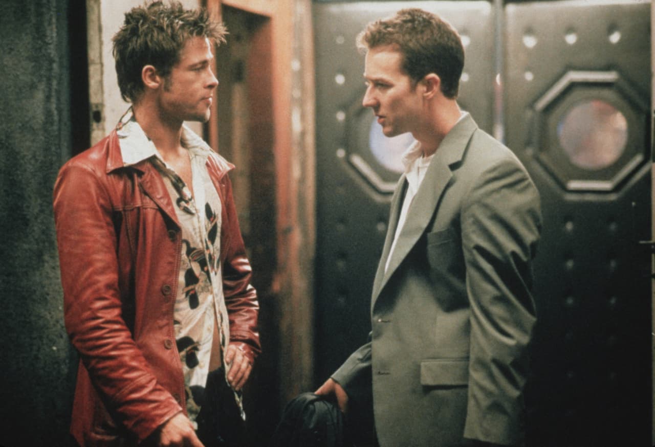 <b>‘Fight Club’</b>
<br>En la cinta de 1999 del director David Fincher se sigue la historia del Narrator (Edward Norton) quien ve su vida convertirse en una aburrida monotonía y carente de sentido, hasta que conoce a Tyler Durden (Brad Pitt) y forman un club secreto de peleas que desemboca en una organización que destruir a la sociedad consumista.
