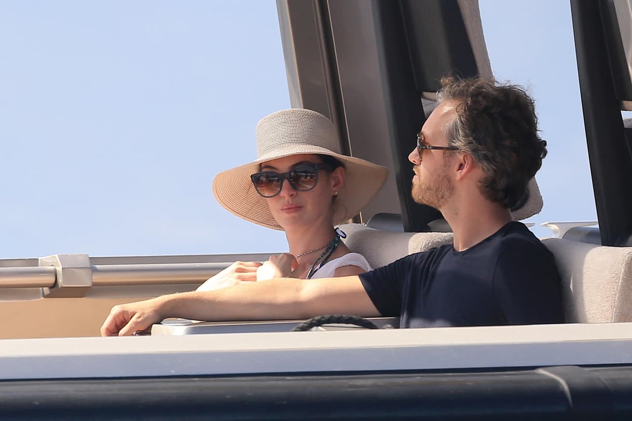 Anne y Adam a bordo del yate.