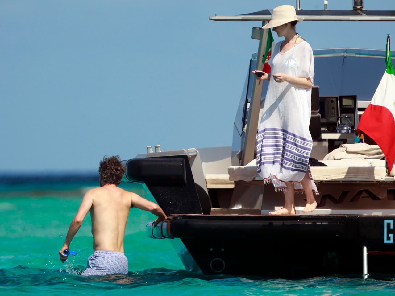 Ella se quedó con su enorme playera.