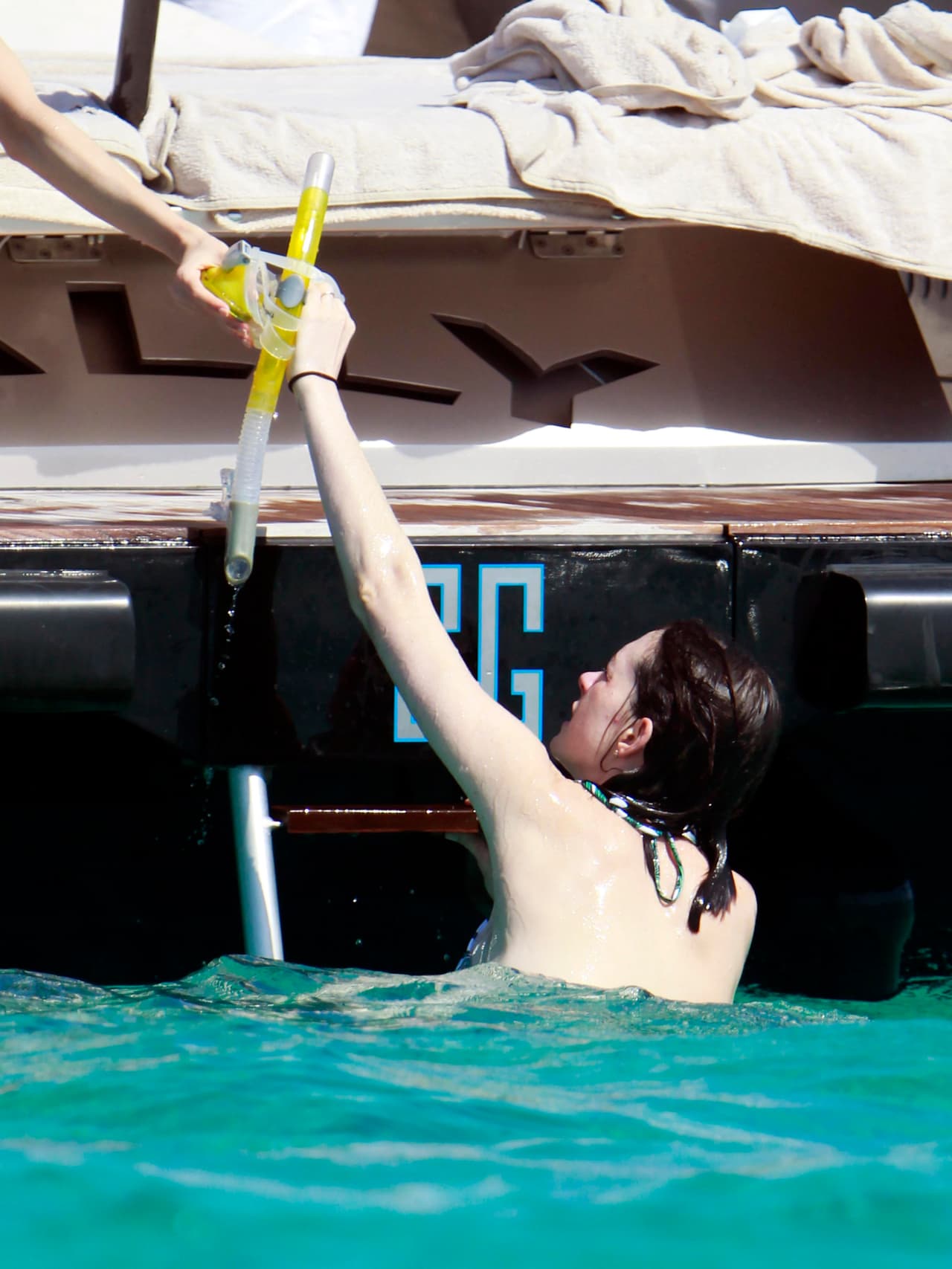 Entregó su equipo y esperó que la cubrieran.