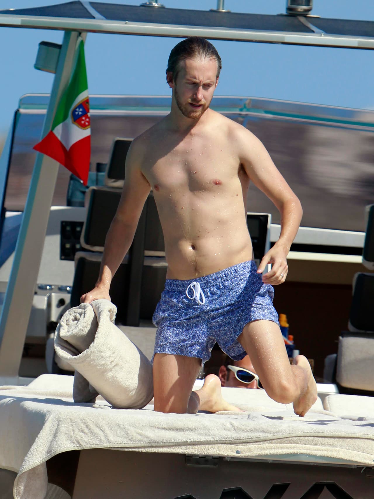 Adam sí no se cubrió de las cámaras.