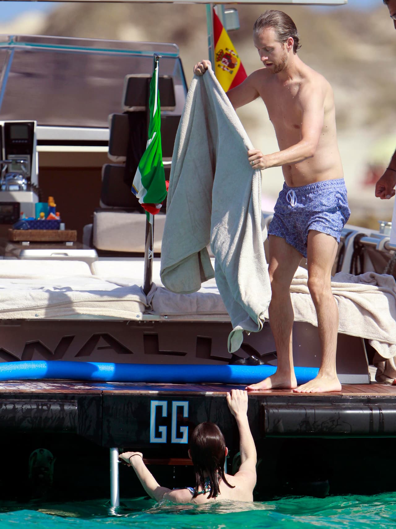 Cuando Anne se dio otro chapuzón, pidió otra vez la toalla.