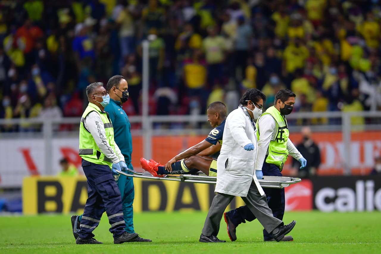 Las malas noticias para América llegaron al 35' del primer tiempo tras la salida de Pedro Aquino por lesión. El peruano se tiró al césped y pidió el cambio.