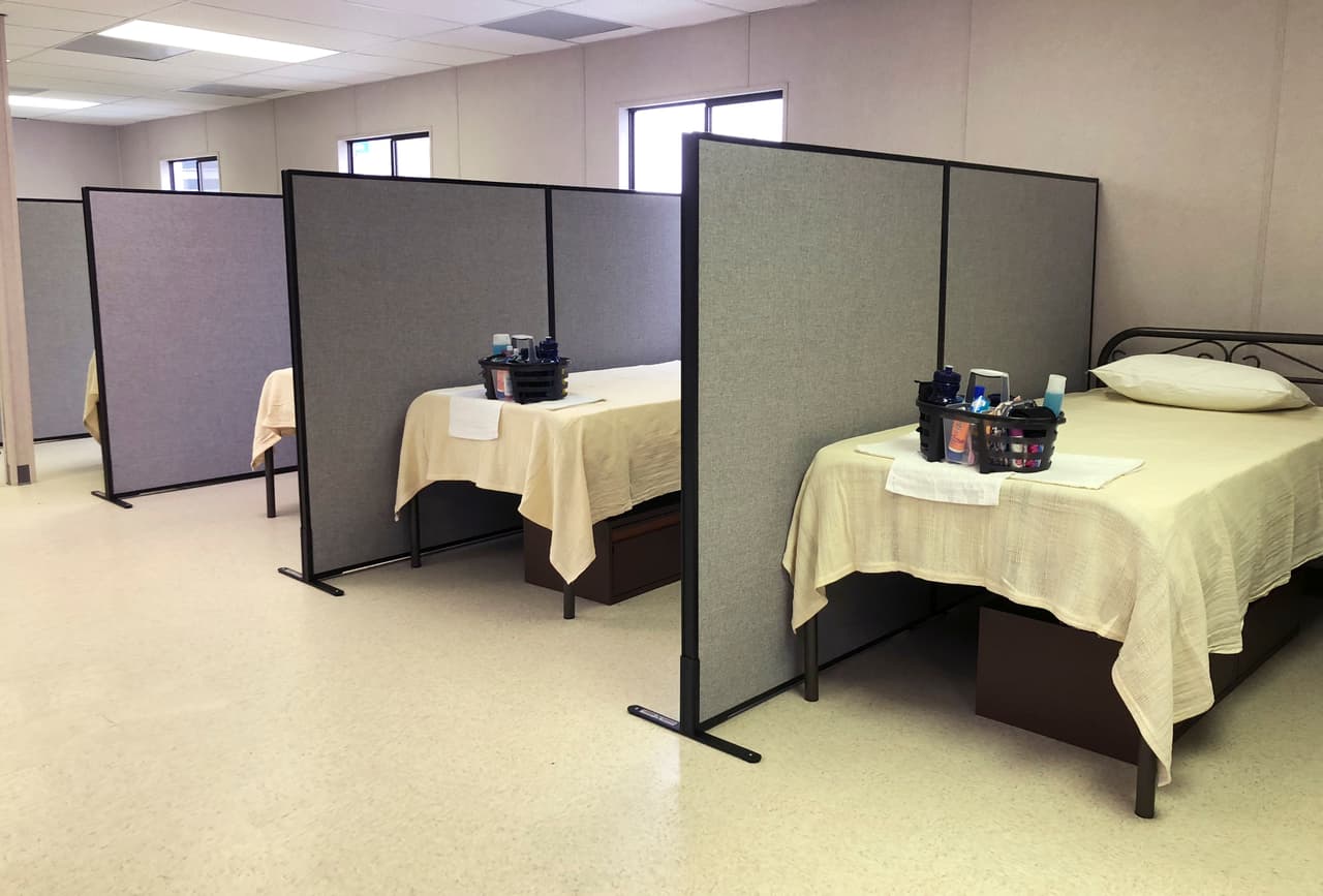 El Bridge Home (Hogar Puente en español), fue abierto el pasado septiembre en Los Ángeles y forma parte de una red de viviendas temporales en la ciudad.
<br>