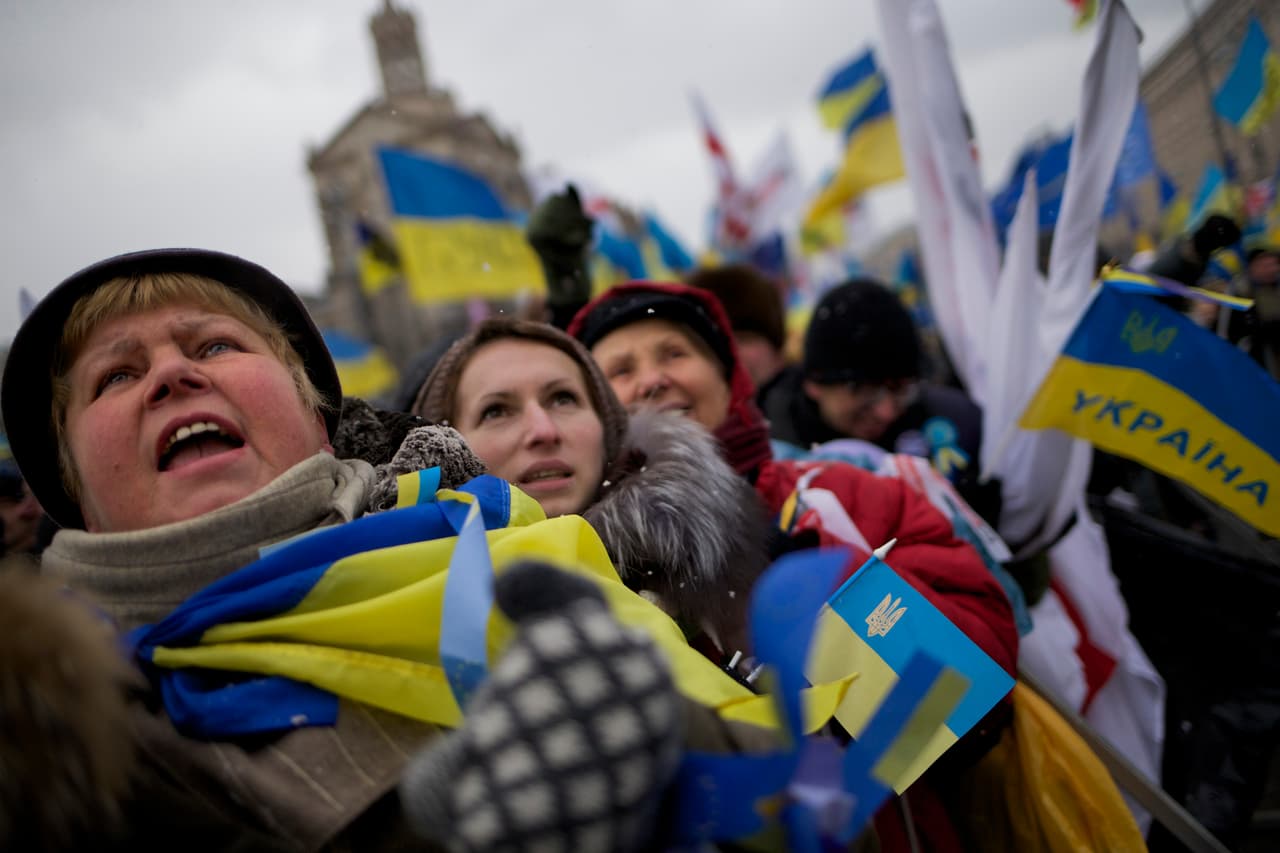 <b>Euromaidán.</b> Una serie de revueltas a favor de los vínculos de Ucrania con la Unión Europa. Comenzaron en noviembre de 2013 cuando el gobierno de ese país suspendió el acuerdo de asociación y libre comercio con la Unión Europea. Hasta febrero de 2014, cientos de miles protestaron y más de 120 personas murieron. Finalmente el gobierno fue derrocado.
<br>