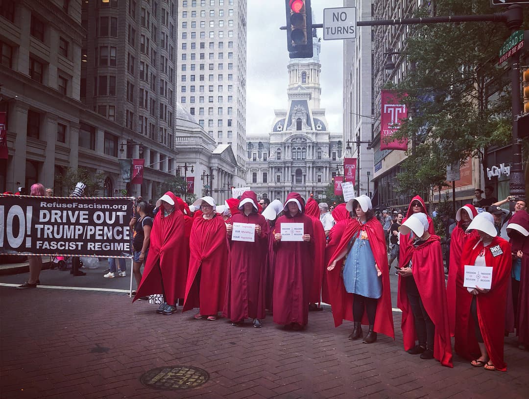 Vestidas como criadas de la serie 'The Handmaid's Tale' protestan contra Pence en Philadelphia