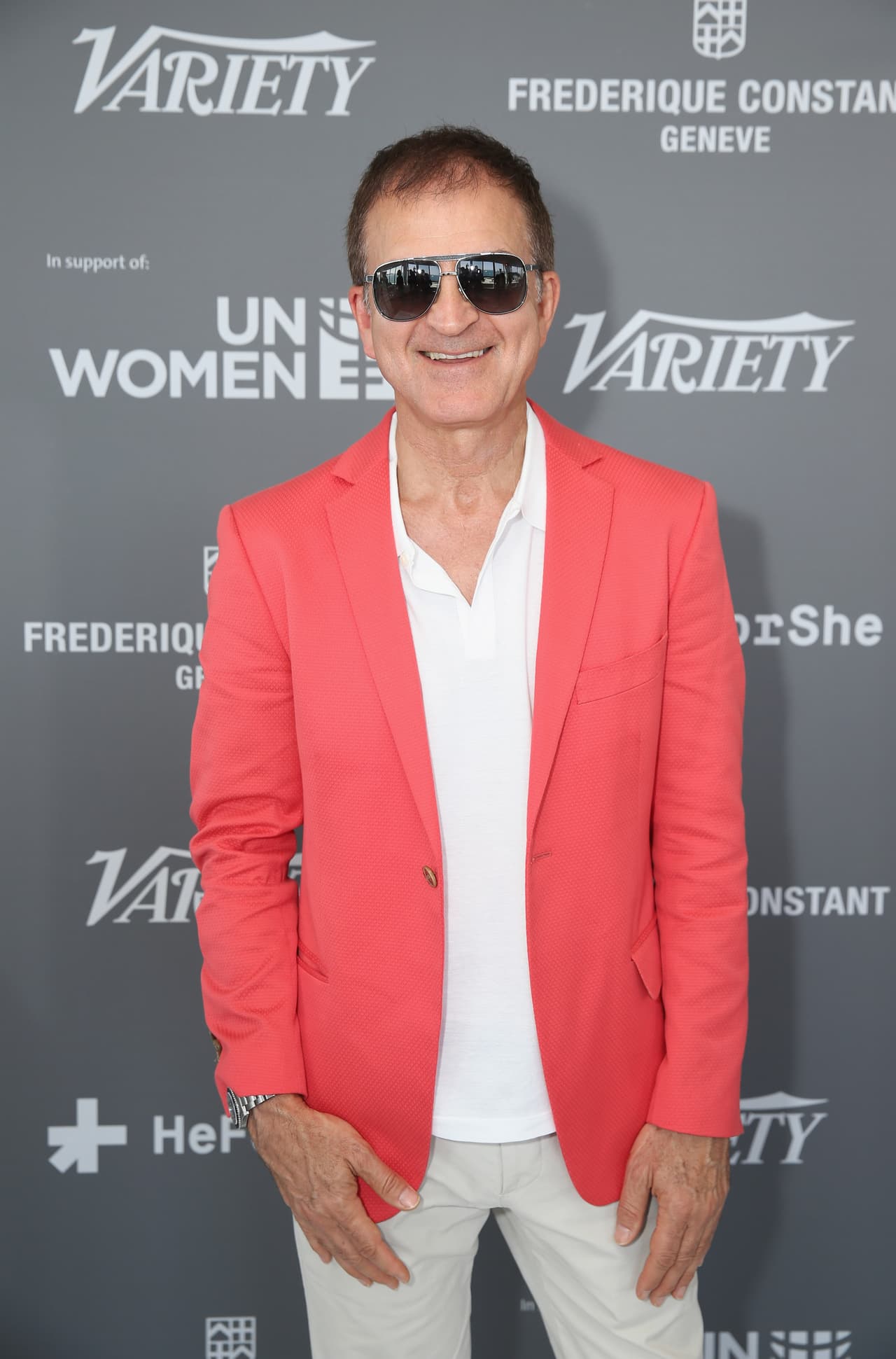 Los hombres han optado por usar este color en el saco, esta es una buena opción para lucir un 'look' más juvenil y fresco, ideal para el calor.