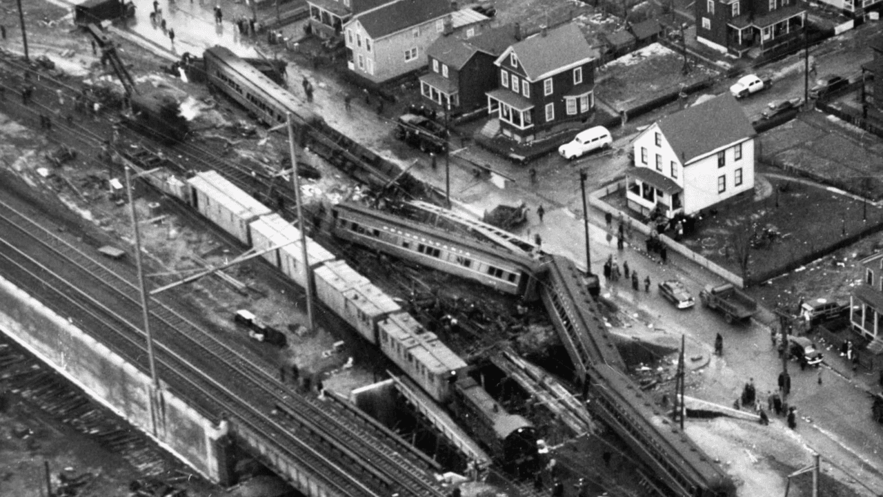 <h3 class="cms-H3-H3"><b>Descarrilamiento en Woodbridge, Nueva Jersey (1951)</b></h3>
<br>
<br>Este accidente técnicamente no ocurrió en la ciudad de Nueva York, sin embargo, afectó a varios viajeros que venían de la ciudad. Ocurrió cuando un tren se descarriló cruzando un caballete temporal de madera. 8 de sus 11 vagones se descarrilaron, cobrando 86 vidas. Se considera el accidente ferroviario más mortífero en la historia de Nueva Jersey y uno de los más mortíferos en la historia del país.
<br>