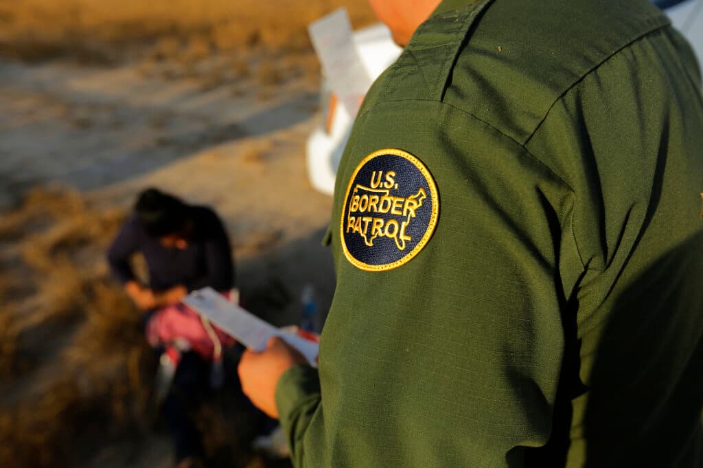 Agentes fronterizos ayudaban a un niño de 4 años lastimado y coyotes les dispararon desde México