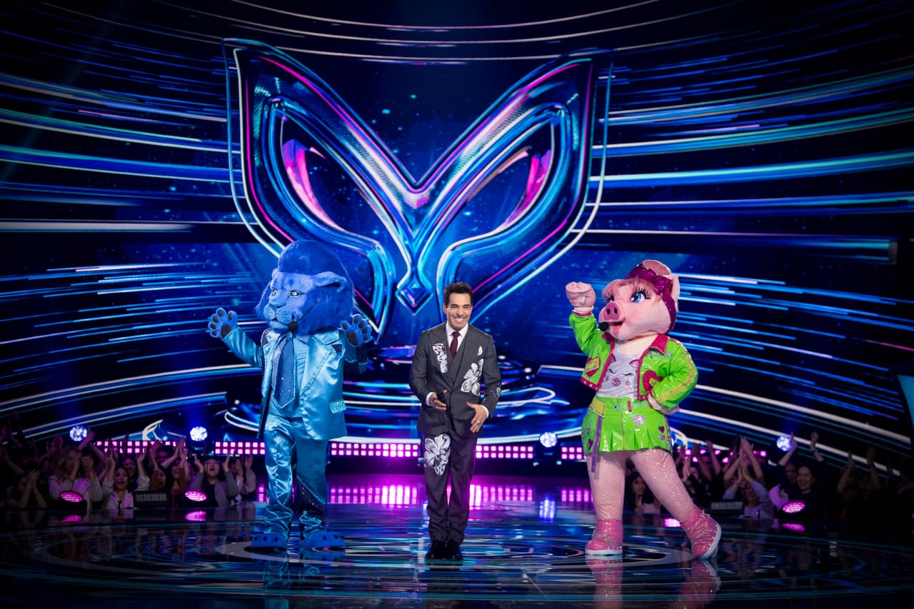 Siete nuevos personajes llegaron al tercer programa de ¿Quién Es La Máscara? 2024 y de ellos uno salió eliminado, específicamente del primer triple combate entre 
<b>María Joacuina, Pepe Nador y Azul</b>. Después del combate, los investigadores salvaron a 
<b>Pepe Nador</b>, el simpático bote de basura que llegó buscando el amor, pero además cantó el tema 'No Se Va'. Por su parte el público decidió rescatar a 
<b>Azul</b>, el león que puso a bailar a todos con su interpretación de 'Si Antes Te Hubiera Conocido'. María Joacuina quedó en zona de riesgo.