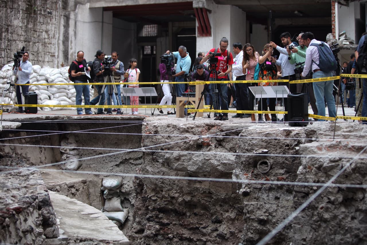 En la cancha del juego de pelota fueron halladas vértebras cervicales humanas. 
<br>