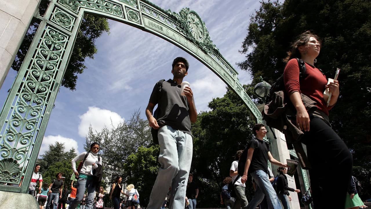 Estudiantes universitarios en California podrán contar con $10,000 para pagar sus carreras: esto deben hacer