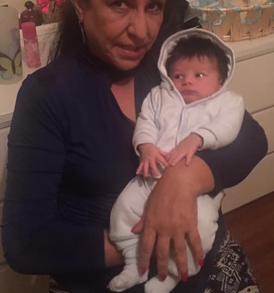 Abuelita ya está dando consejos a Baby Joshua.