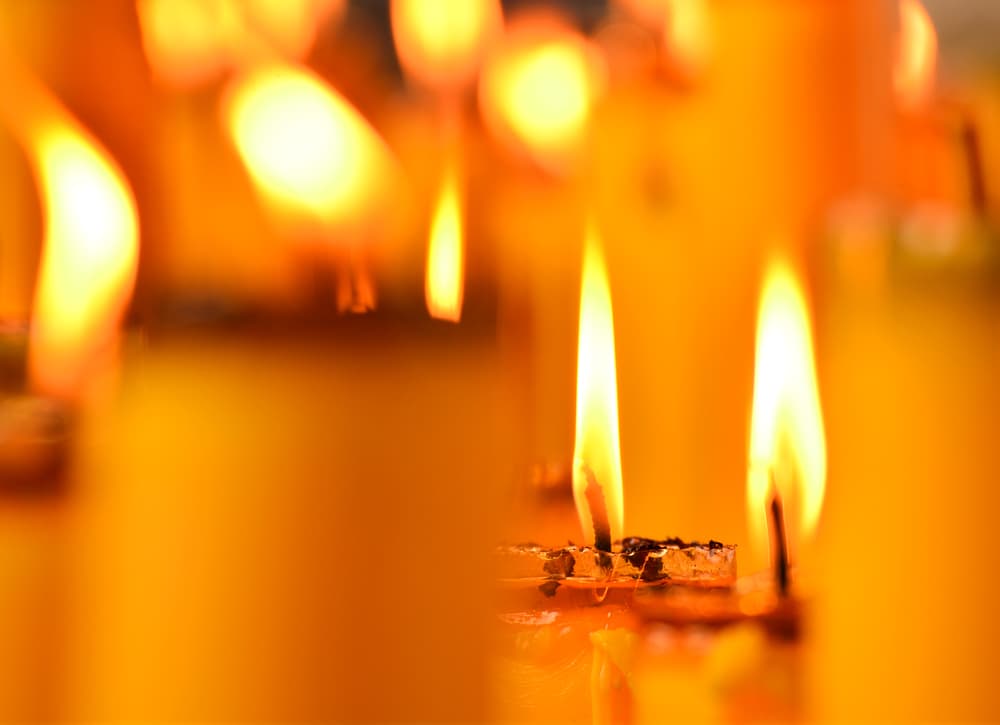 Es una vela que invita a la alegría, a la felicidad, a tomar acción, a tener ganas de hacer las cosas bien, a tomar todo de la forma más positiva posible y esperar los mejores resultados posibles. Es un hermoso rayo de Sol.