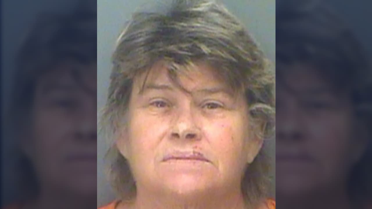 Mujer le avienta un balde con orina a un hombre en el condado de Pinellas 