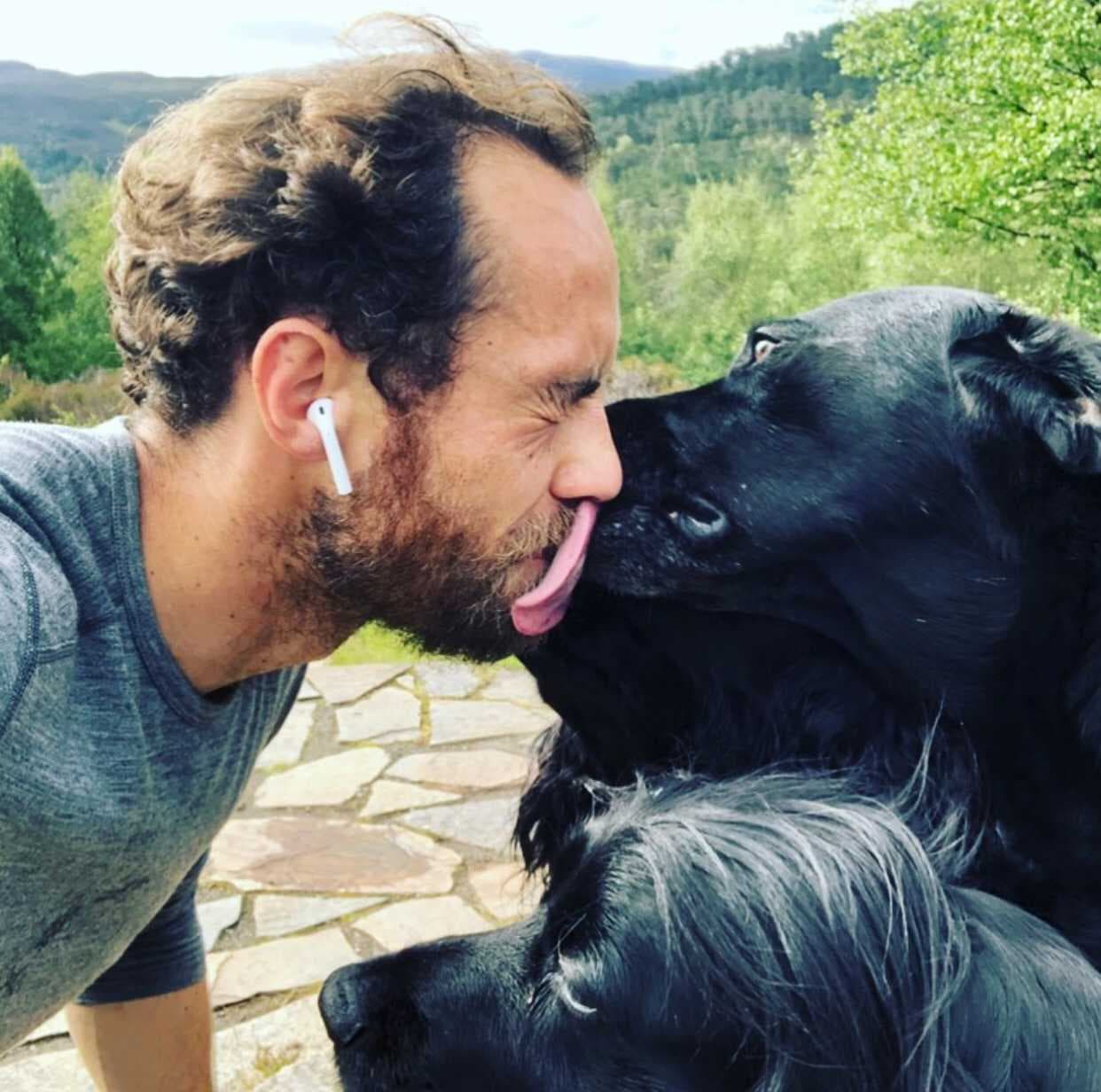 Nala se sumó a la familia de un golden retriever y cuatro spaniels negros que ya tenía el hermano de la duquesa.
<br>