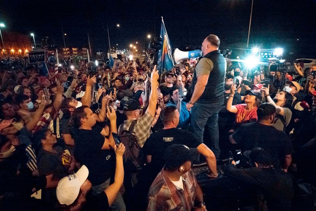 En Arizona, un estado que aparece pintado de azul pero en donde el margen entre ambos candidatos se ha reducido considerablemente, manfiestantes han salido a las calles y se han congregado frente a un precinto electoral del condado de Maricopa, enPhoenix, exigiendo que se cuenten sus votos y alegando fraude.