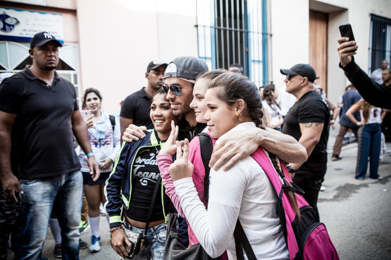 Te traemos un video detrás de cámaras exclusivo desde las calles cubanas, donde Enrique fue abordado por muchísimas personas.