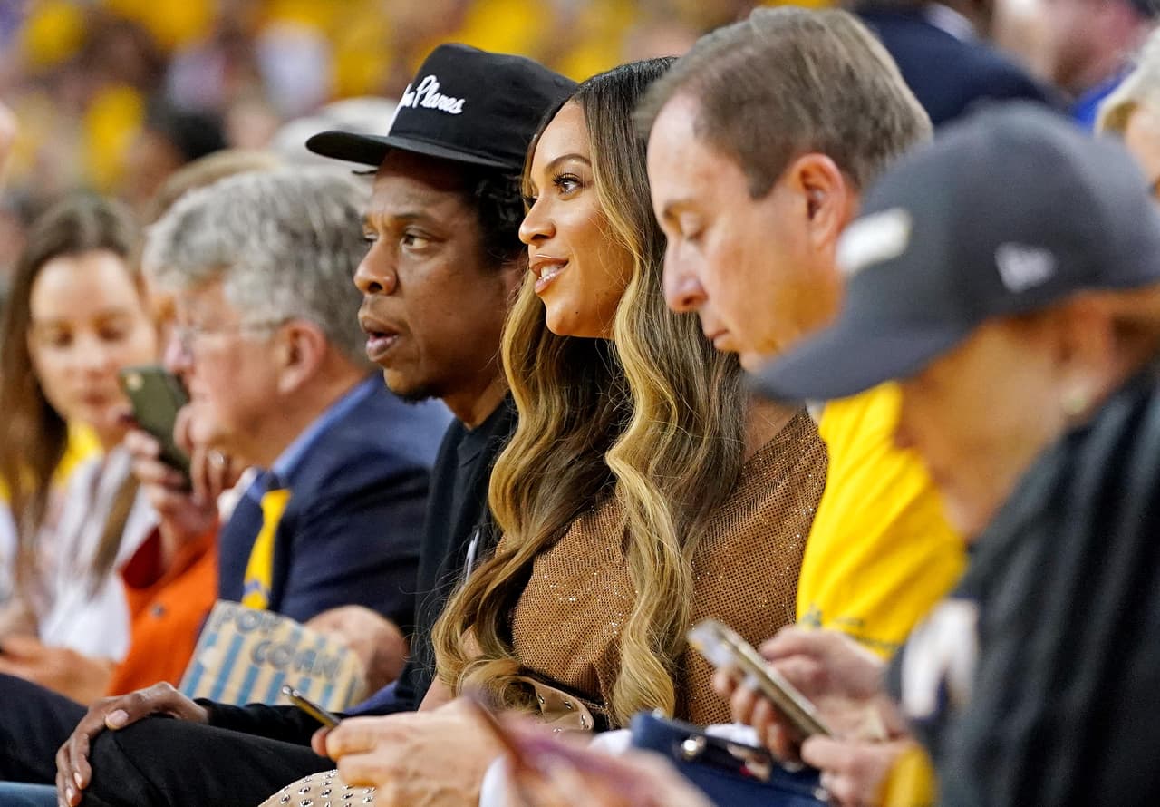 Otra famosa pareja que supera los diez años de diferencia entre ellos es la que conforman
<b> <a href="https://www.univision.com/entretenimiento/jay-z-y-beyonce-pierden-la-apuesta-de-compra-de-su-mansion-video/embed?simple" target="_blank">Jay-Z y Beyoncé. </a></b>
<br>