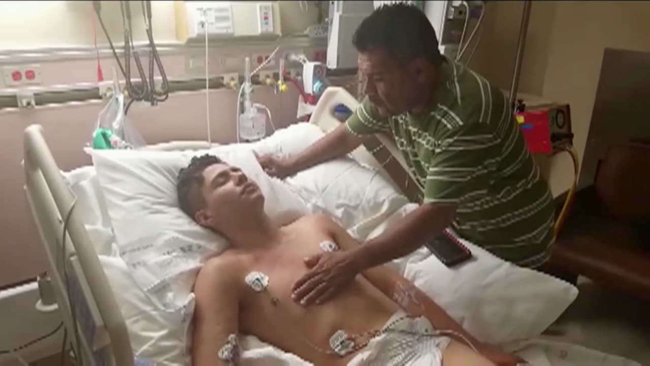 "Estoy aquí, mi guerrero": Padre de un joven hospitalizado sobreviviente del camión de Texas