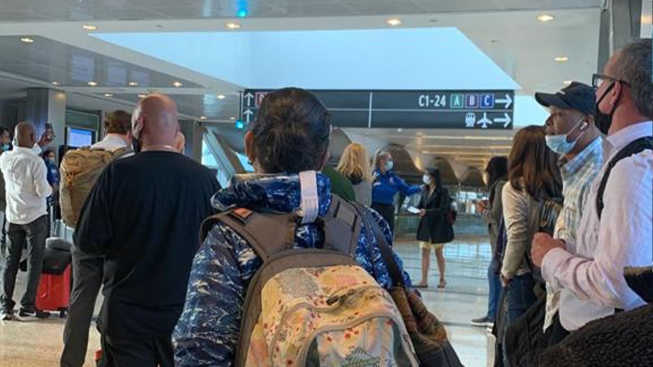 Autoridades evacuaron una terminal del Aeropuerto Intercontinental George Bush de Houston para inspeccionar una maleta con presuntos explosivos.