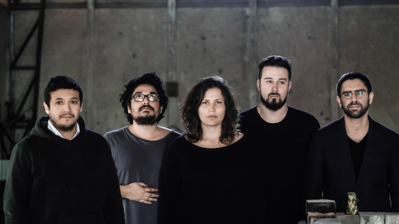 Great Things to People Chile gt2p.com Tamara Pérez, Sebastián Rozas, Guillermo Parada, Víctor Imperiale y Eduardo Arancibia son los nombres que conforman este estudio, que mezcla arte, arquitectura y diseño, y técnicas digitales y artesanales en una metodología de experimentación que han bautizado como Paracrafting. El resultado: mezclas inesperadas de materiales con una fuerte expresión local.