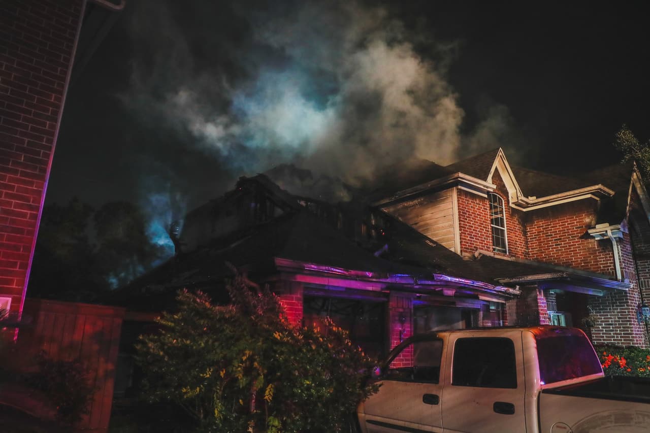 Una familia logró salvar su vida al despertarse a tiempo para escapar de las llamas de su casa que se quemaba.