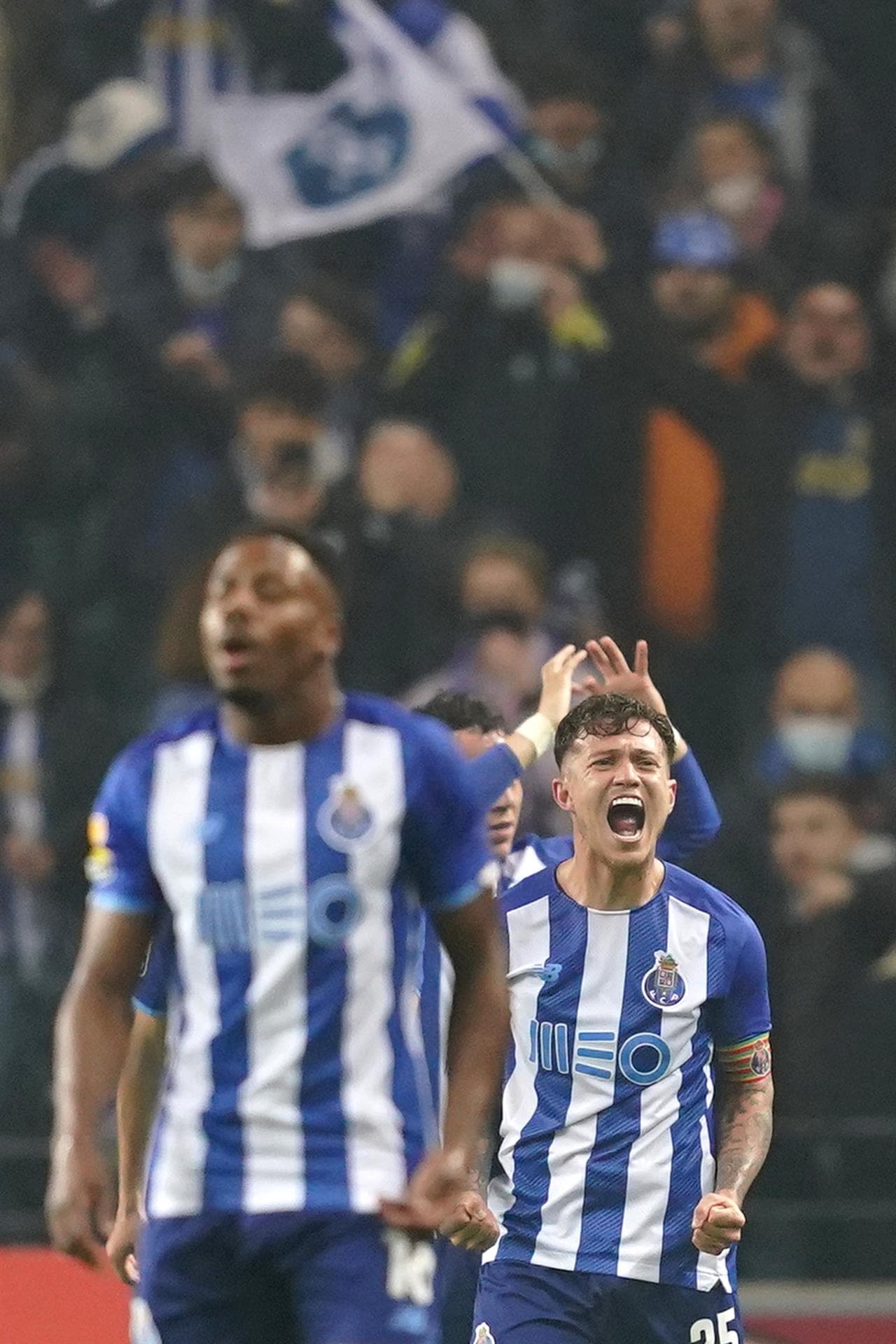 Fabio Ferreira Vieira (34'), Eduardo Aquino (37') y Mehdi Taremi (68') le dieron el triundo al Porto frente al Benfica con marcador 3-1 en el clásico portugués, durante la Jornada 16 en la Primeira Liga. El mexicano Jesús 'Tecatito' Corona jugó 35 minutos.