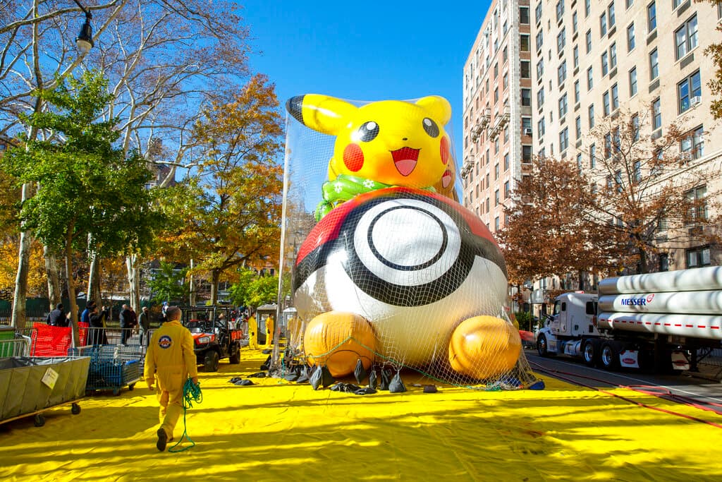 El desfile de Acción de Gracias de los almacenes Macy's de Nueva York regresó este año al completo después de que la pandemia de coronavirus obligara el año pasado a confinarlo en una cuadra y sin público.
