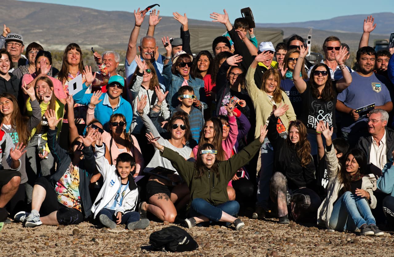 En la provincia patagónica de Chubut, en el sur de Argentina, aficionados se reunieron para ver el fenómeno.